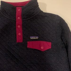 Patagonia quilted snap pullover. Ladies Small. Navy with magenta trim